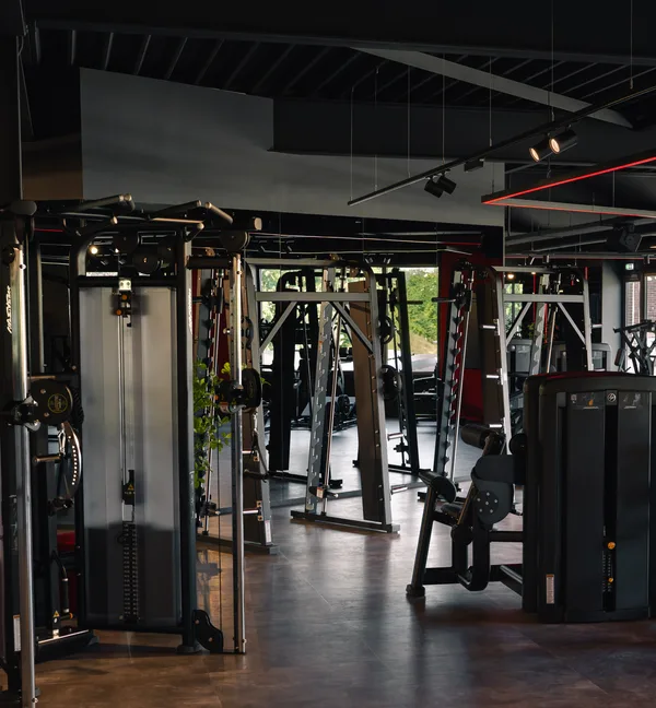 Kabelmachines en smith machine in het functionele krachtgedeelte van XXL Gym Helmond