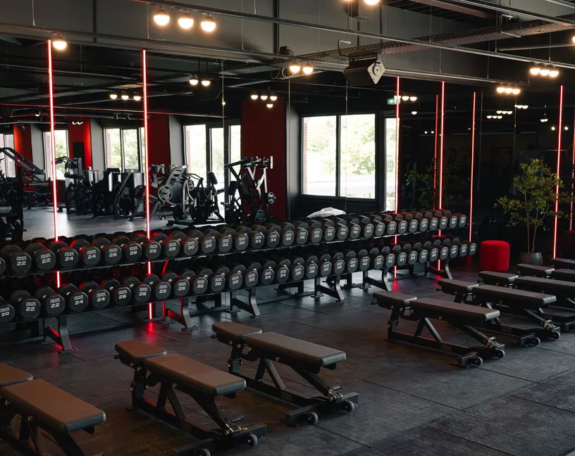 Lange dumbbellrij met verstelbare banken in XXL Gym Helmond