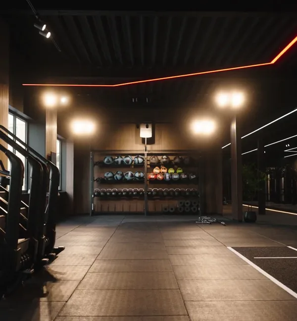 Functionele trainingszone van XXL Gym Helmond met wall balls, kettlebells en medicijnballen