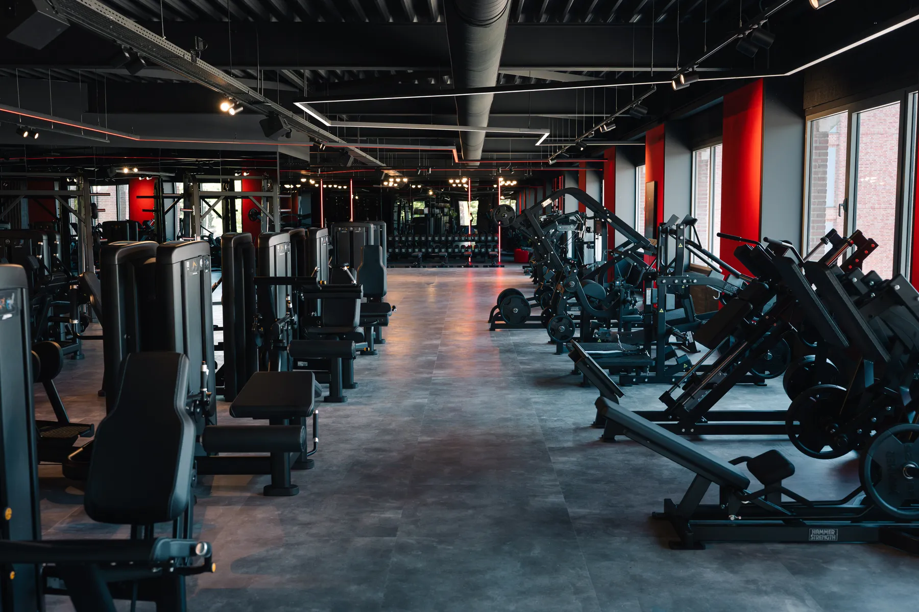Rij krachtmachines op de trainingsvloer van XXL Gym