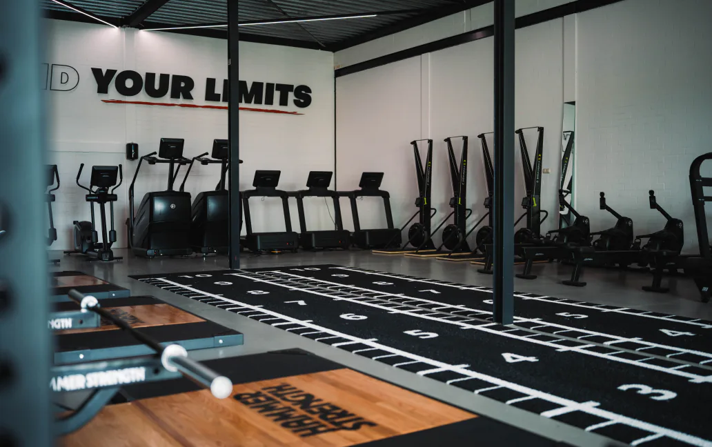 De HYROX-zone van XXL Gym Nuenen met sledbaan, loopbanden en crosstrainers