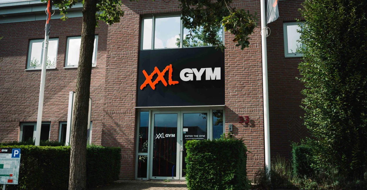 Het pand van XXL Gym Nuenen aan de Gulberg, met het logo boven de entree